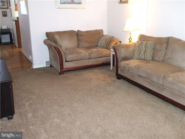 2001 Heather Road Folcroft, PA 19032 - Photo 4 of 16 Living Room