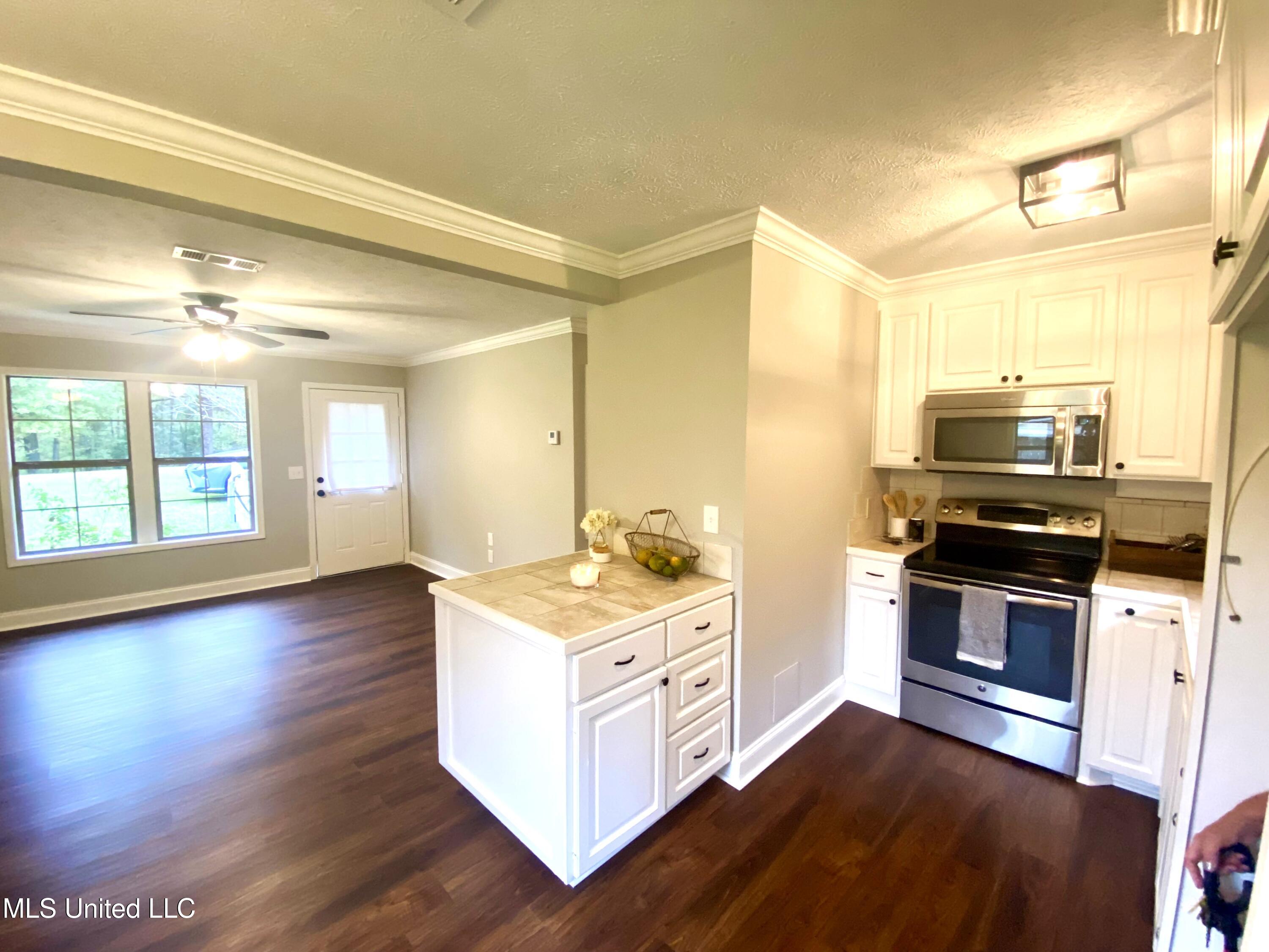 1368 John Warren Road Bolton, MS 39041 - Photo 51 of 65 LIVINGROOM9