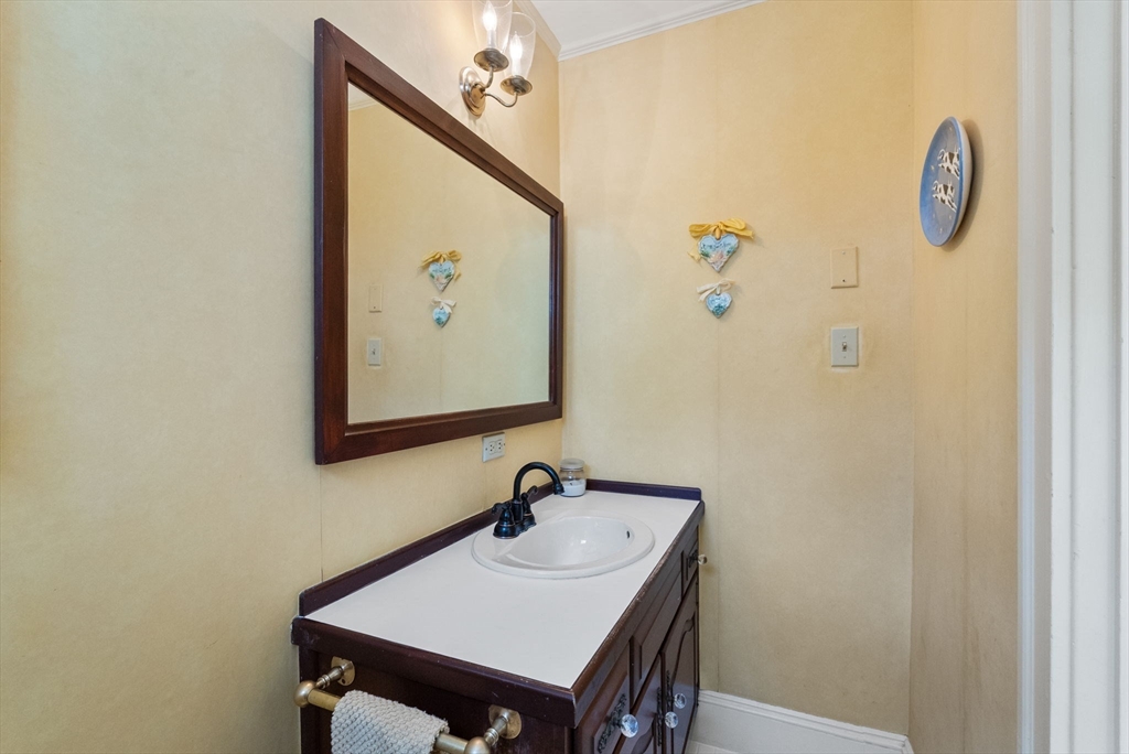 11 Hillcrest Road Marblehead, MA 01945 - Photo 9 of 41 Gallery Image 9