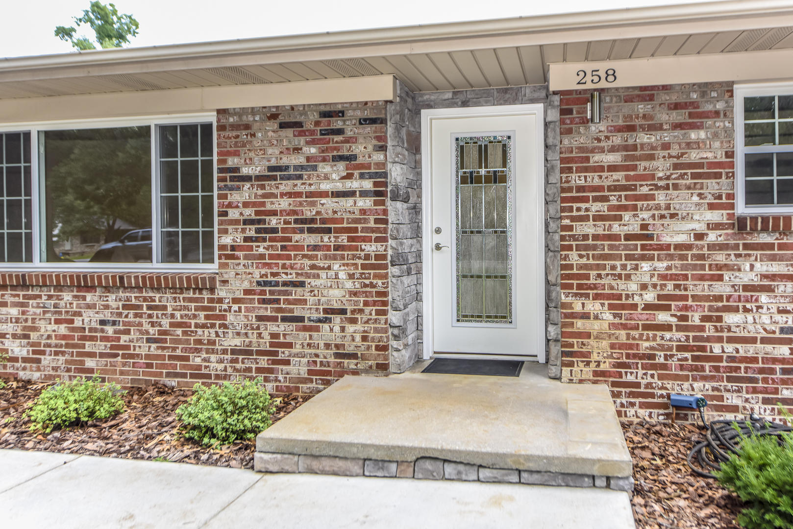 258 Harding Street Alcoa, TN 37701 - Photo 3 of 25 Come on in!
