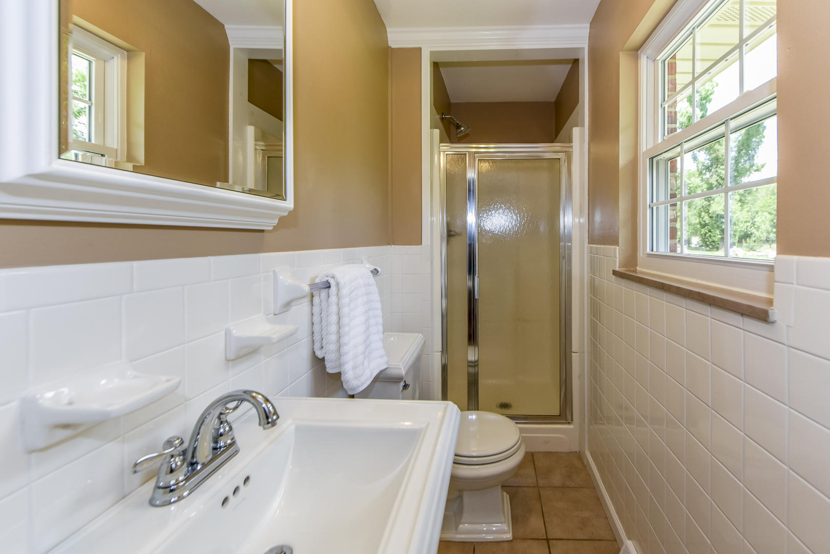 258 Harding Street Alcoa, TN 37701 - Photo 10 of 25 Private bath for BR3