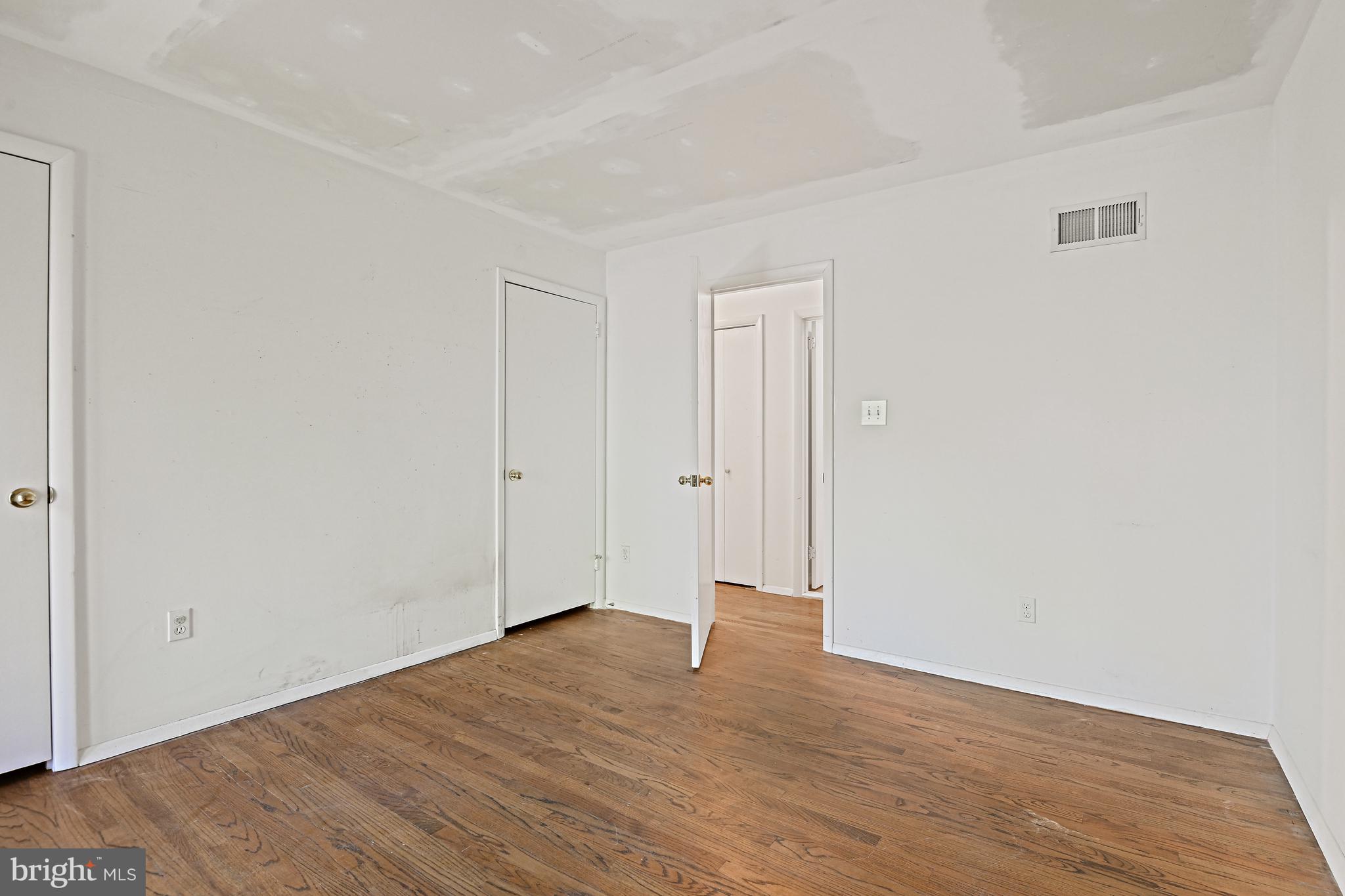12008 Whip Road Reston, VA 20191 - Photo 29 of 48 Bedroom #2 with two closets.