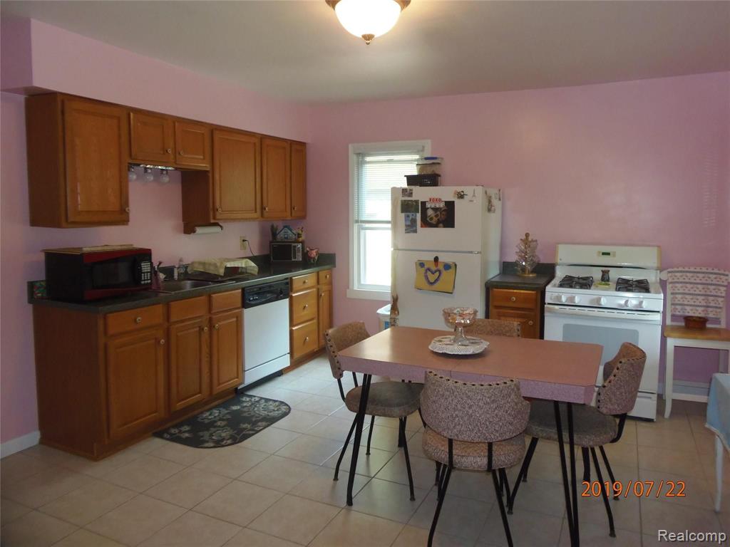 210 Fowler Street Howell, MI 48843 - Photo 2 of 9