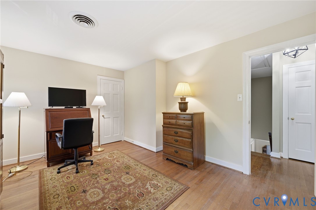 2101 Castlebridge Road Midlothian, VA 23113 - Photo 28 of 37 a room with furniture and a mirror