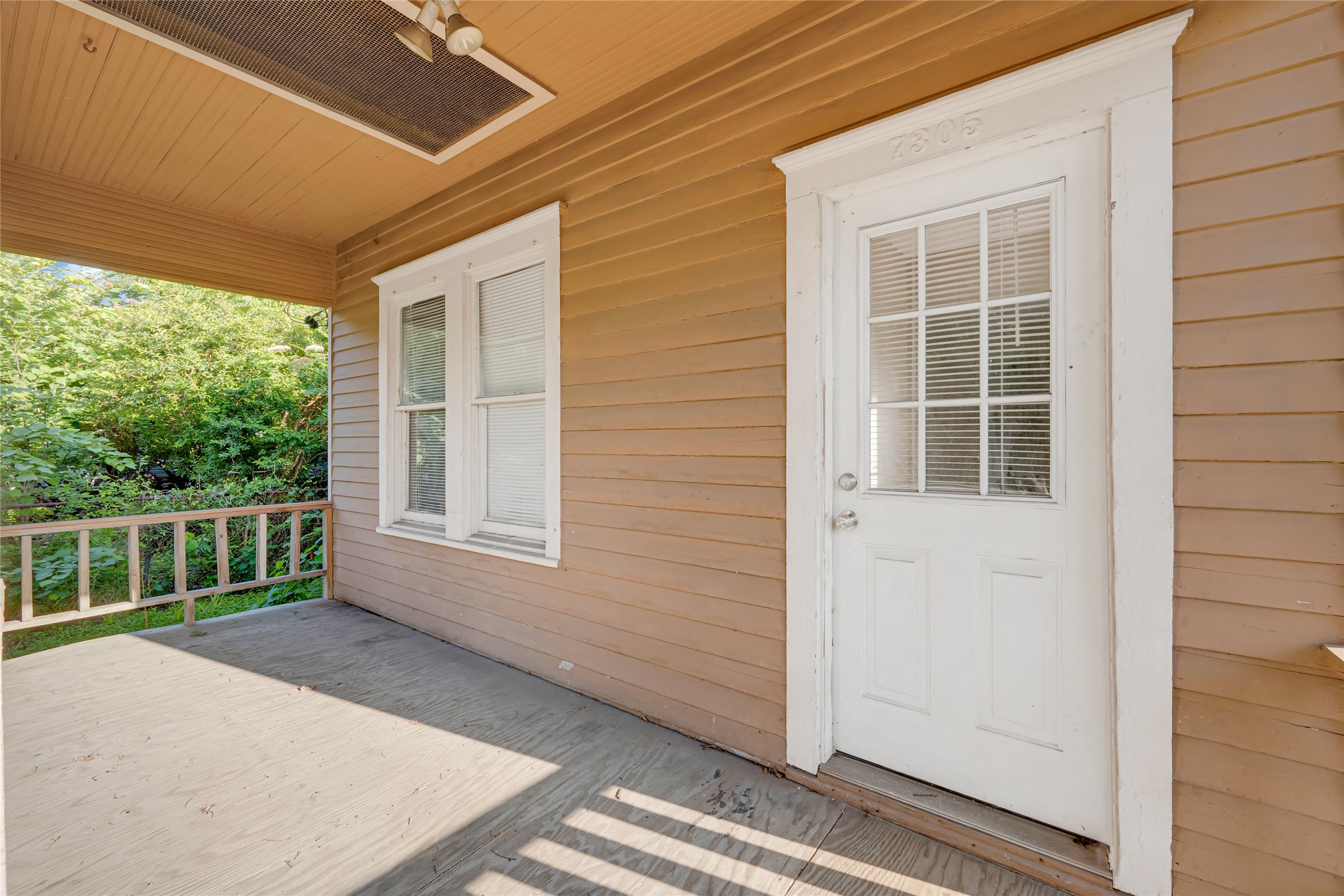 7305 Tremper Street Houston, TX 77020 - Photo 4 of 28 a view of house with deck