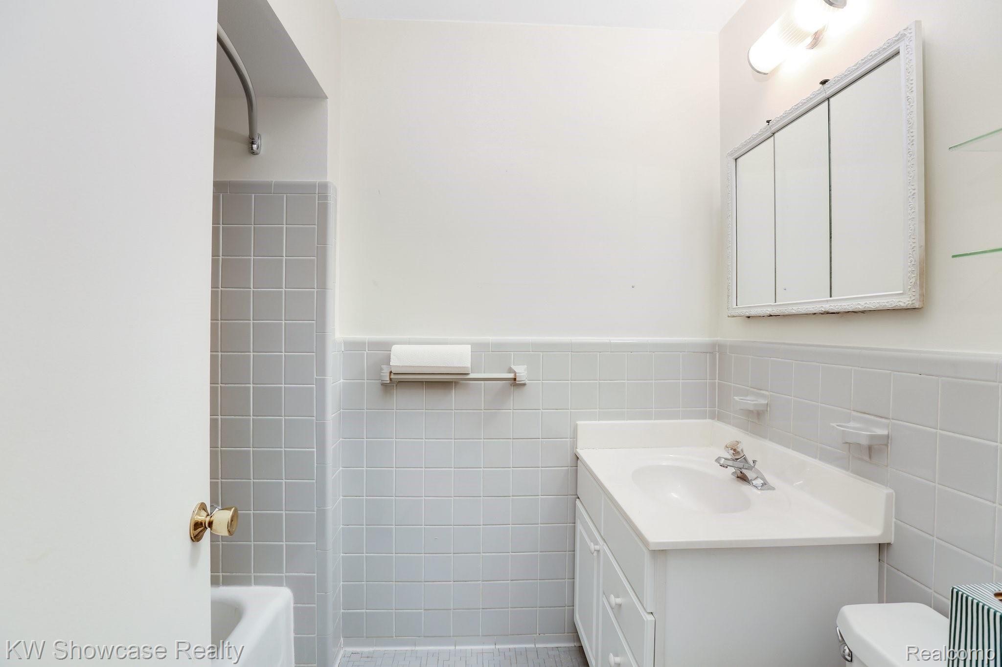 28110 Quail Hollow Road Farmington, MI 48331 - Photo 18 of 31 Hallway full bath