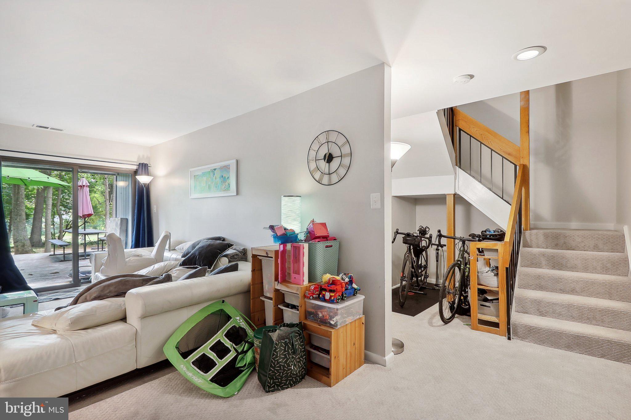 2031 Approach Lane Reston, VA 20191 - Photo 14 of 58 Bright and inviting living space.