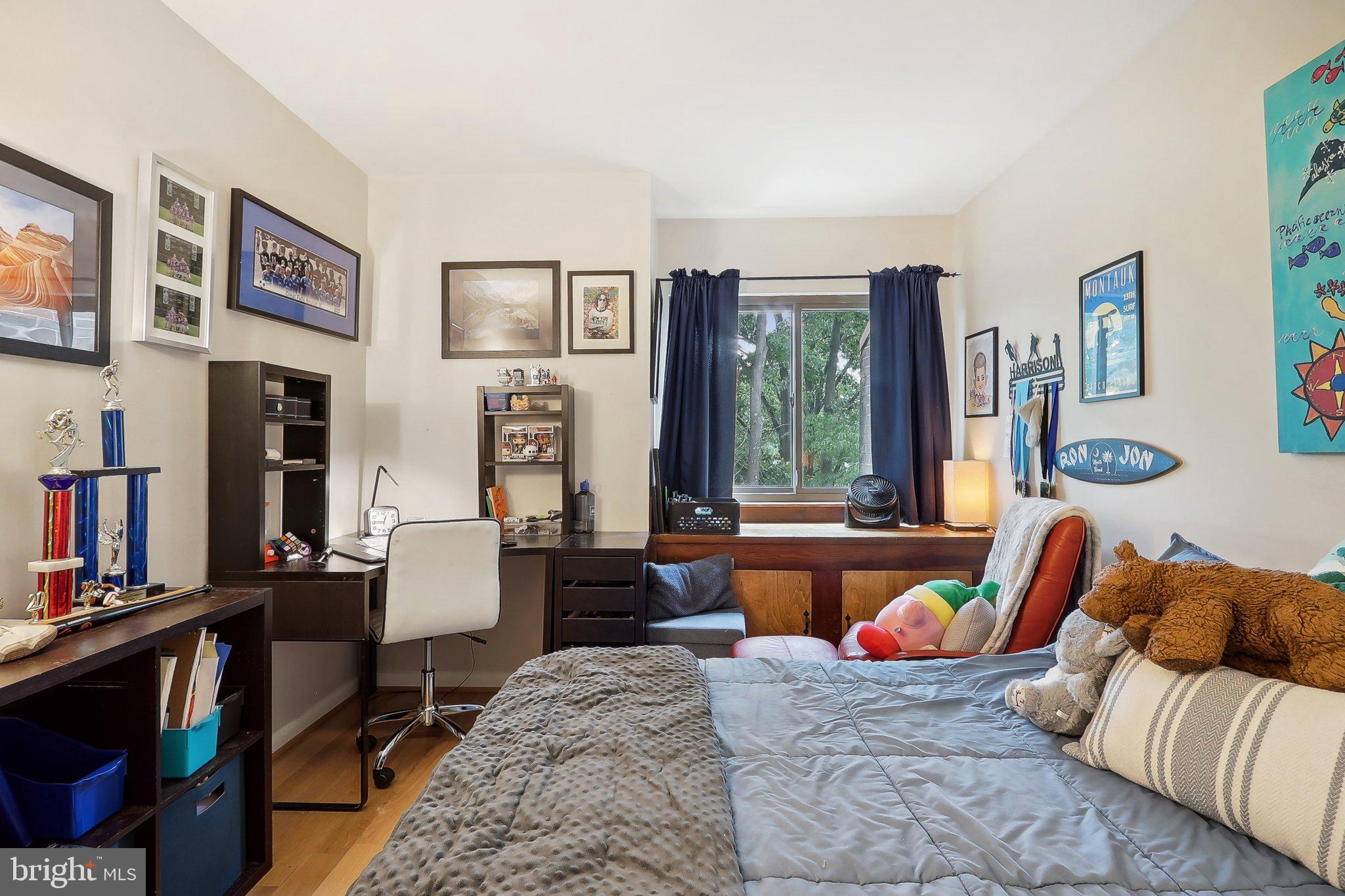 2031 Approach Lane Reston, VA 20191 - Photo 44 of 58 Cozy room with vibrant decor and views.