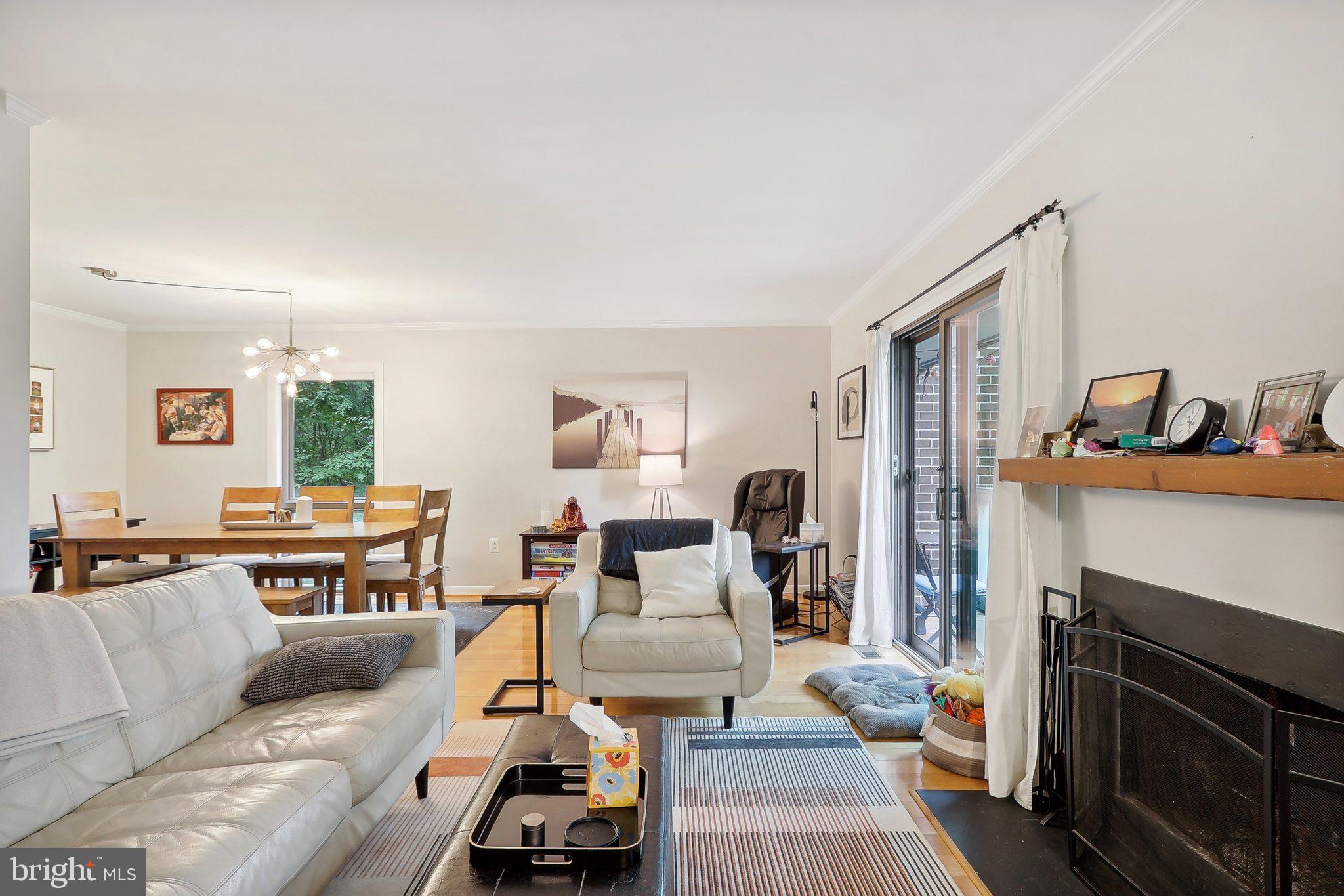 2031 Approach Lane Reston, VA 20191 - Photo 9 of 58 Bright and inviting living space.