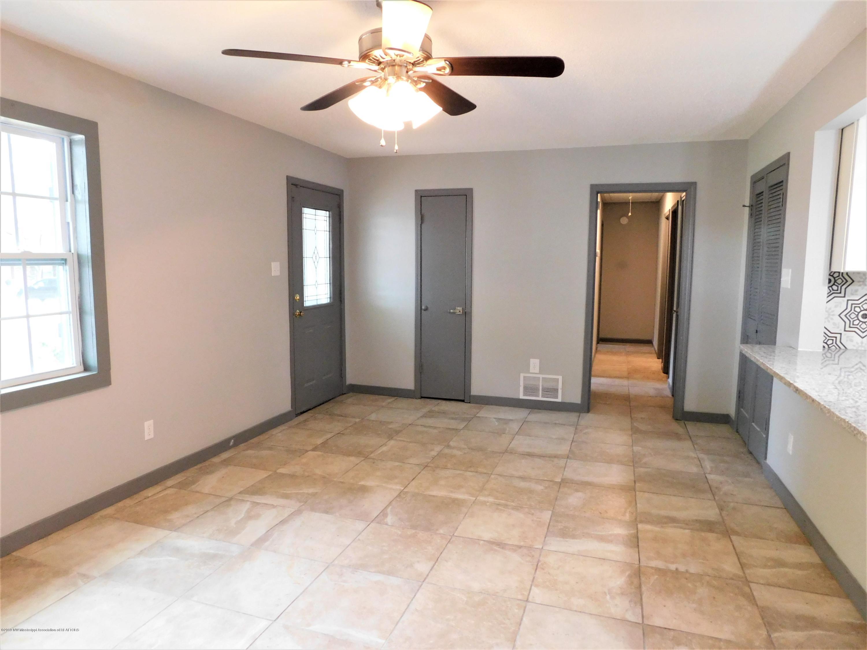 230 East Oak Grove Road Hernando, MS 38632 - Photo 11 of 44 living room