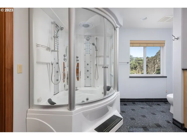 $2,195,000 | 3775 Highway 101 North, Yachats, OR 97498