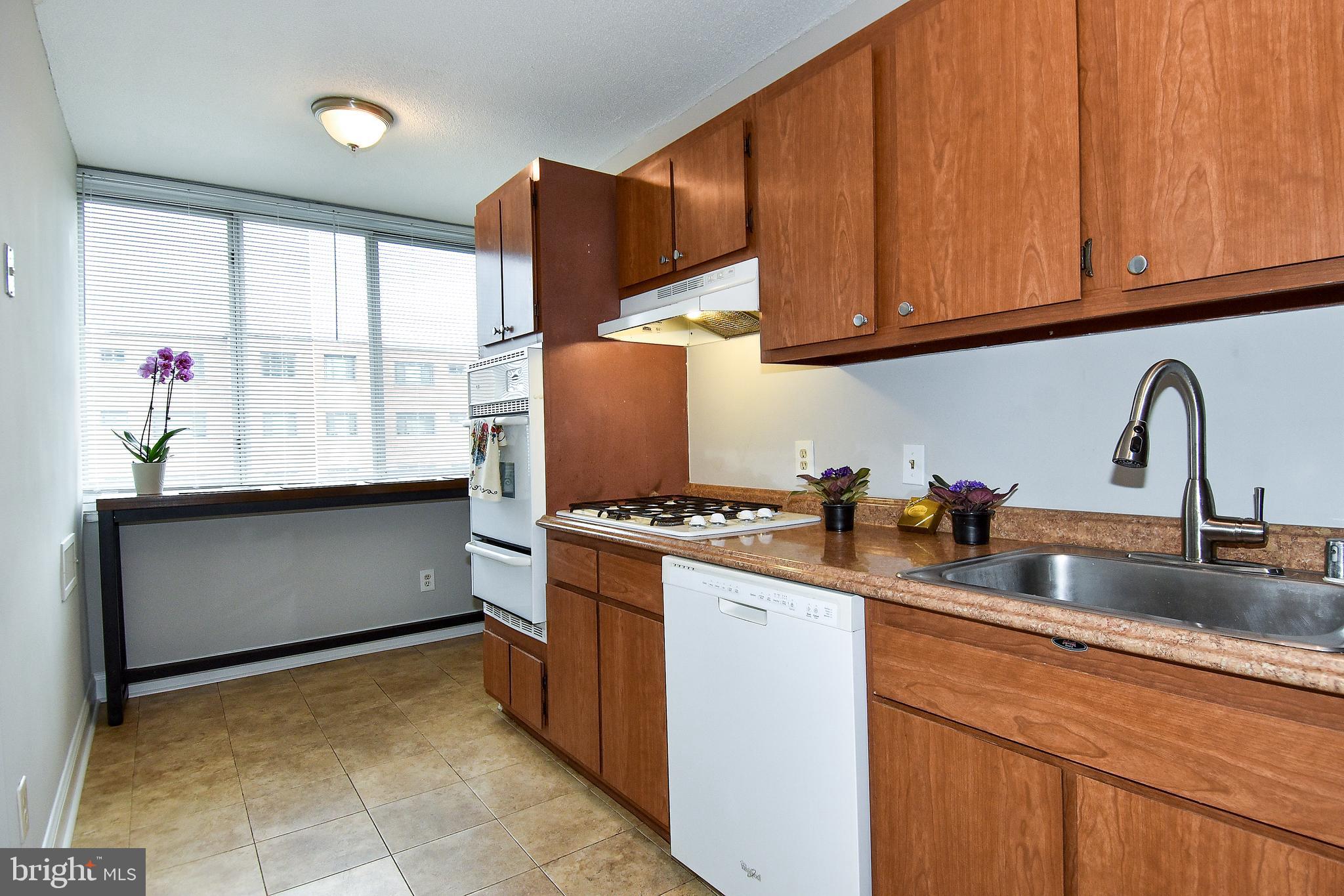 1301 South Arlington Ridge Road, Unit 408 Arlington, VA 22202 - Photo 4 of 46 Kitchen with eat-in bar