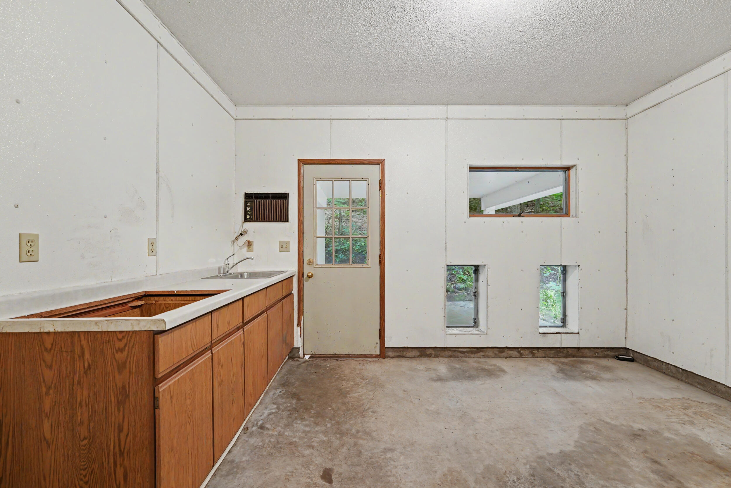 137 Canterbury Road Washington, WI 54701 - Photo 33 of 40 with 'doggie doors'
