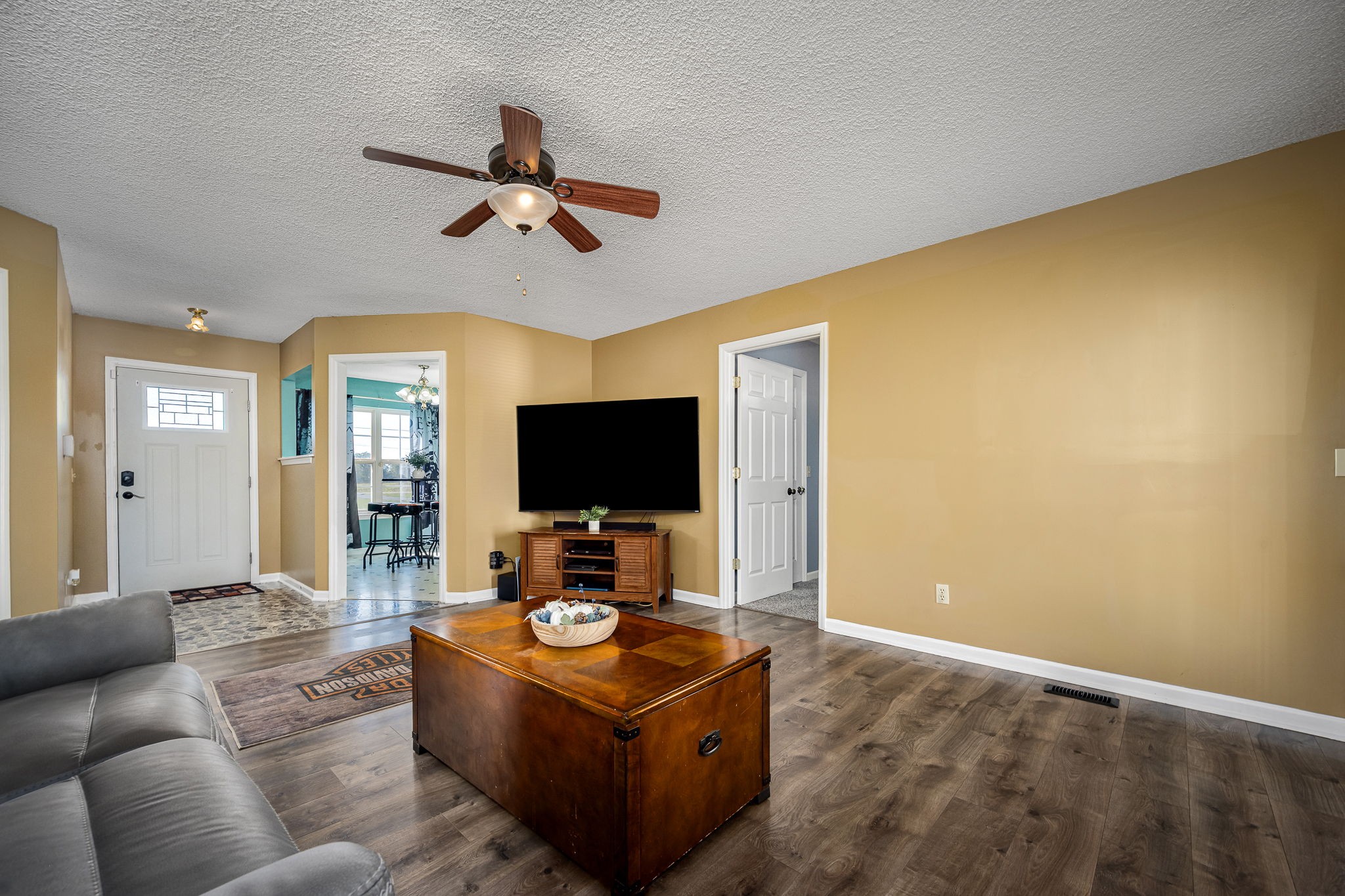 2936 Midland Road Shelbyville, TN 37160 - Photo 18 of 46 a living room with furniture and a flat screen tv