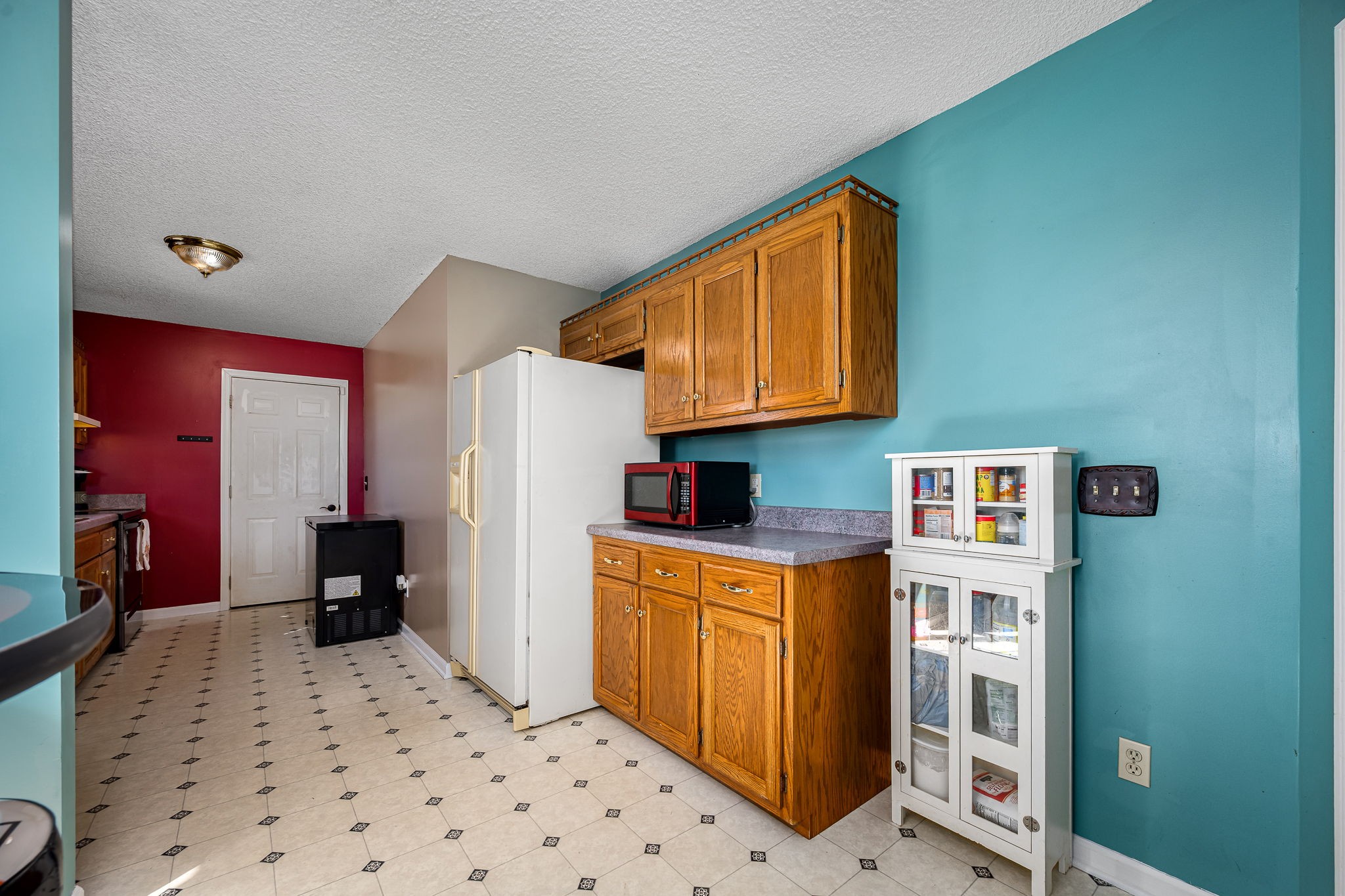 2936 Midland Road Shelbyville, TN 37160 - Photo 22 of 46 a kitchen with stainless steel appliances a refrigerator a stove a sink a dining table and chairs