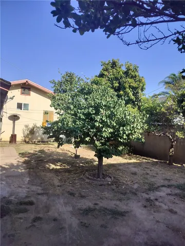 a view of a yard with a house