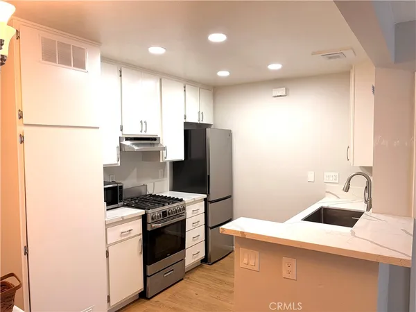 $2,400 | 7025 Glade Avenue, Unit 19, Canoga Park, CA 91303