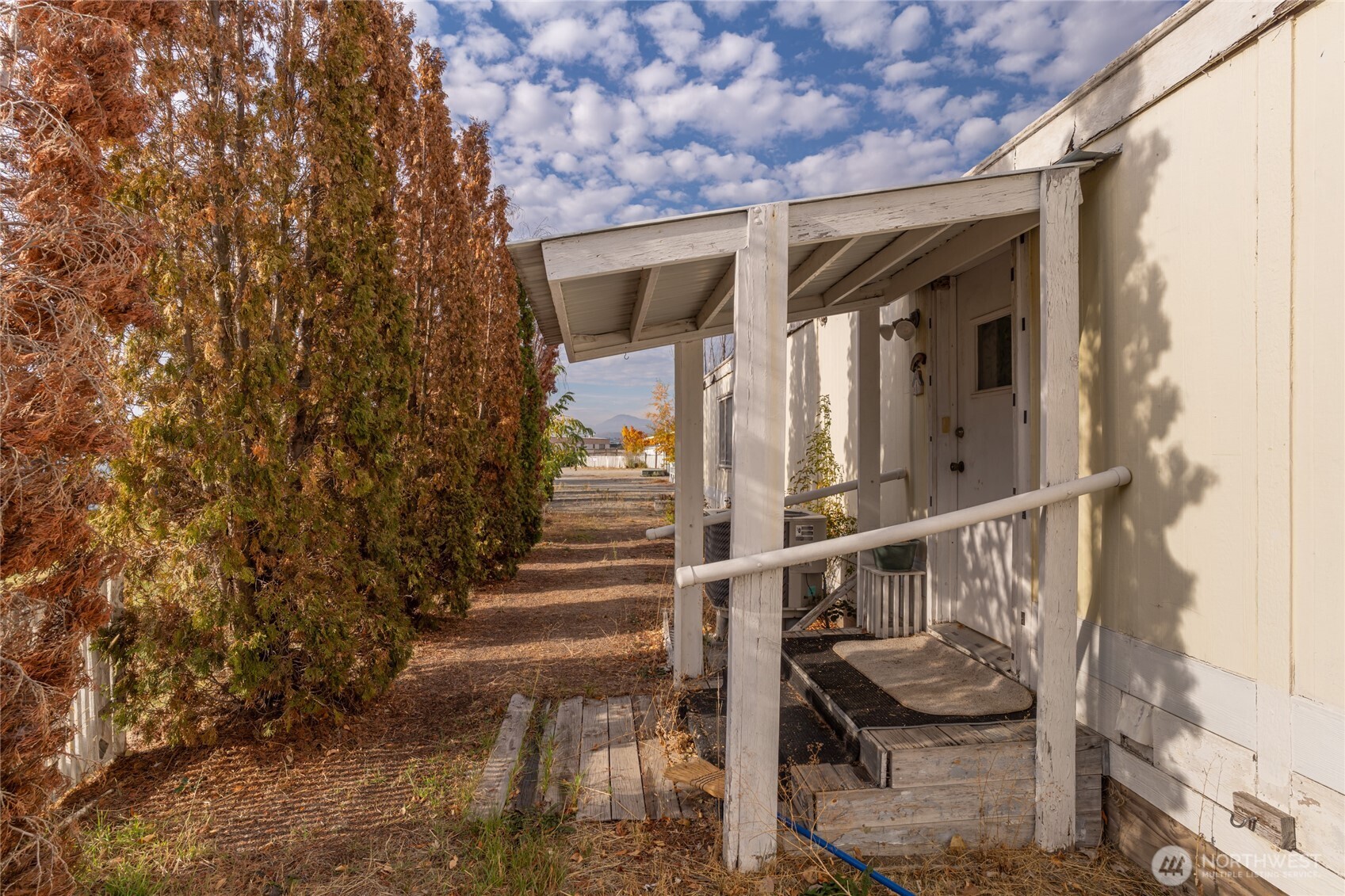 52 Engh Road, Unit 17B Omak, WA 98841 - Photo 21 of 27 a view of entryway with wooden floor