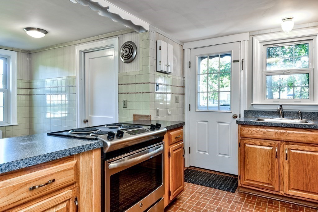 34 Wesley Road Framingham, MA 01701 - Photo 10 of 26 Gallery Image 10