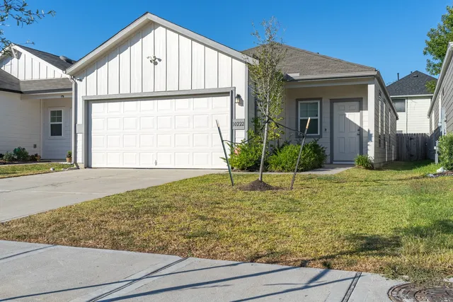 a view of house with backyard and garden