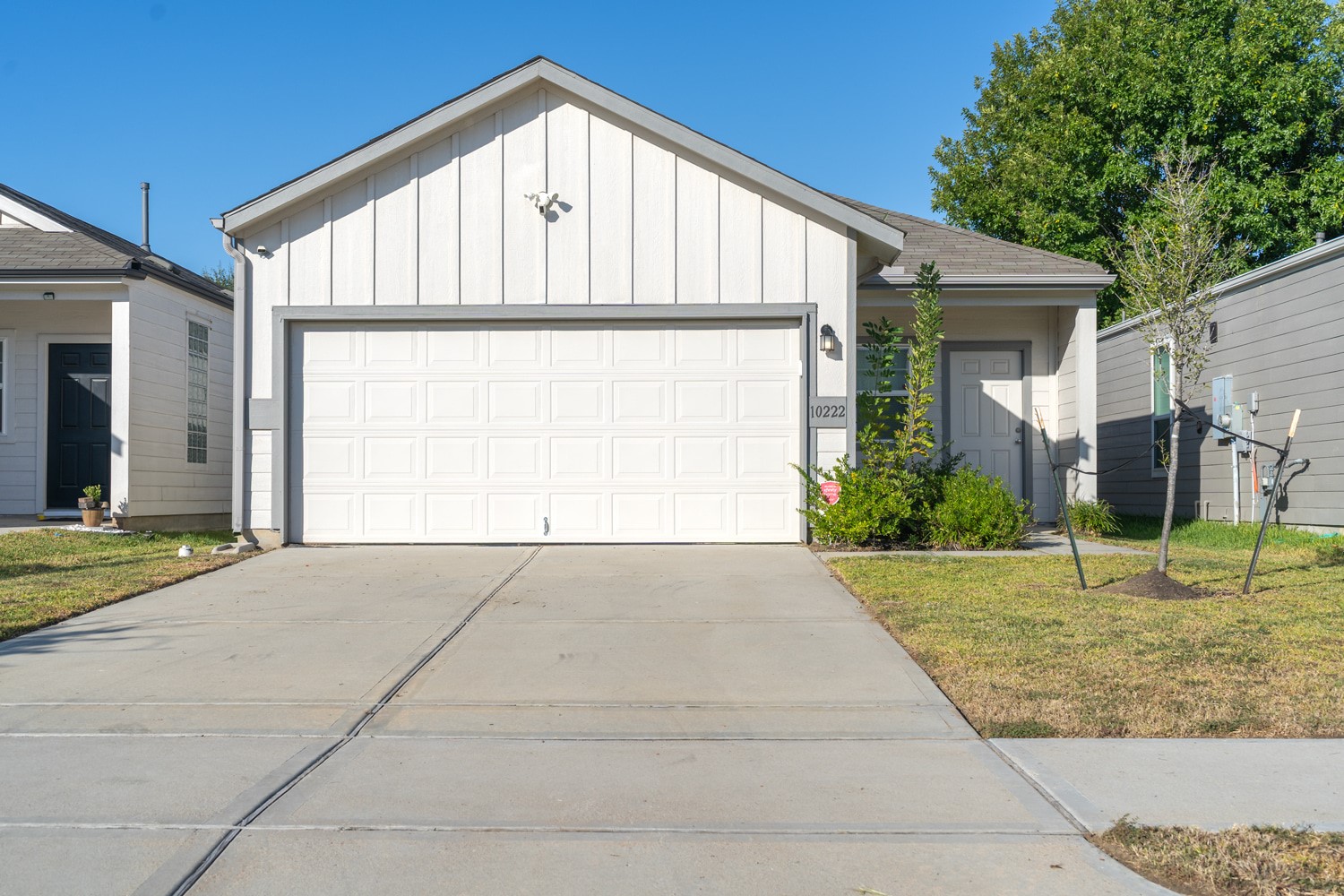 10222 Clearwick Street Houston, TX 77034 - Photo 2 of 24 2 Car Garage