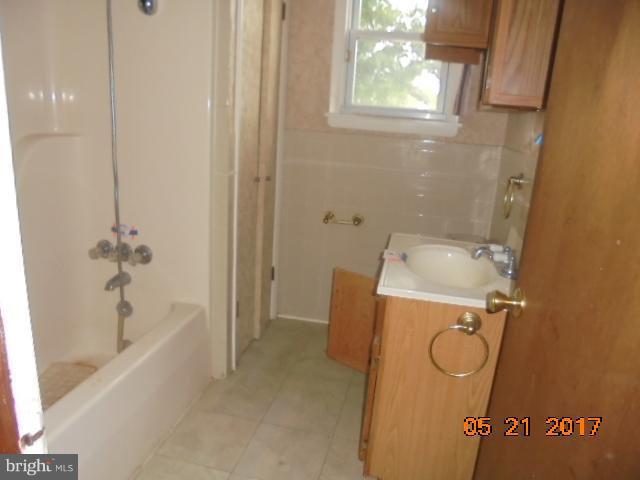 8215 Shore Road Baltimore, MD 21222 - Photo 6 of 8 Bath