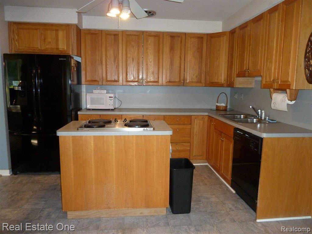 232 Booth Road Troy, MI 48085 - Photo 5 of 11 P1020782.JPG