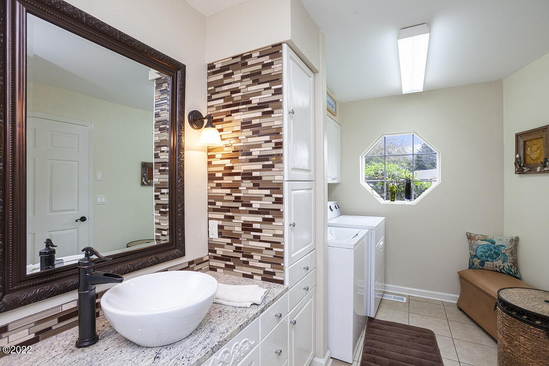 2450 Southwest Fairway Circle Waldport, OR 97394 - Photo 21 of 30 Bathroom 2