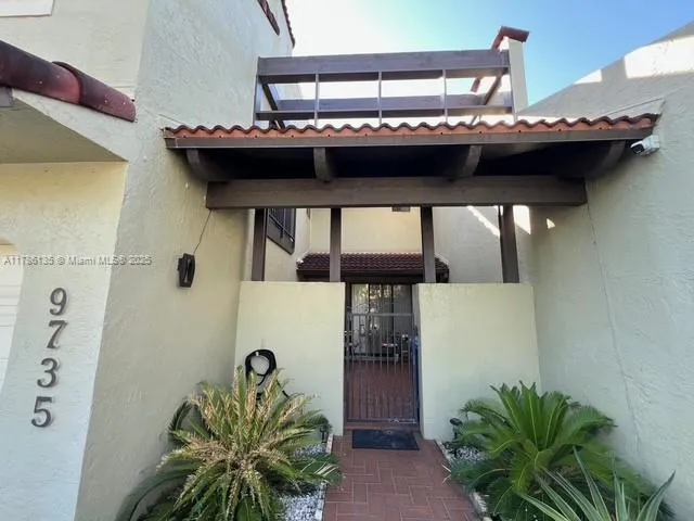 a black and white photo of a living room