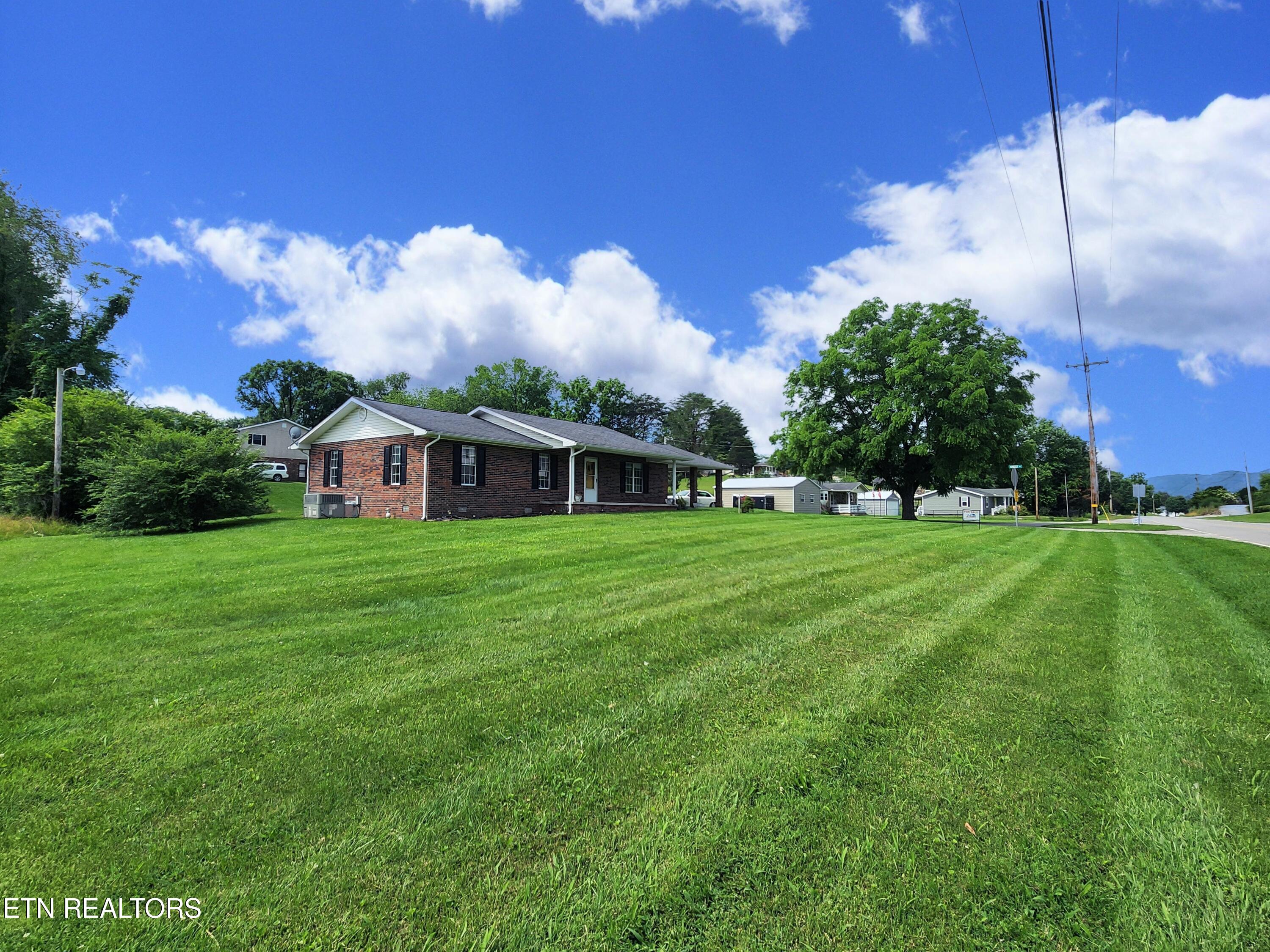 232 Kimberly Road La Follette, TN 37766 - Photo 4 of 24 20250609_112117 (1)