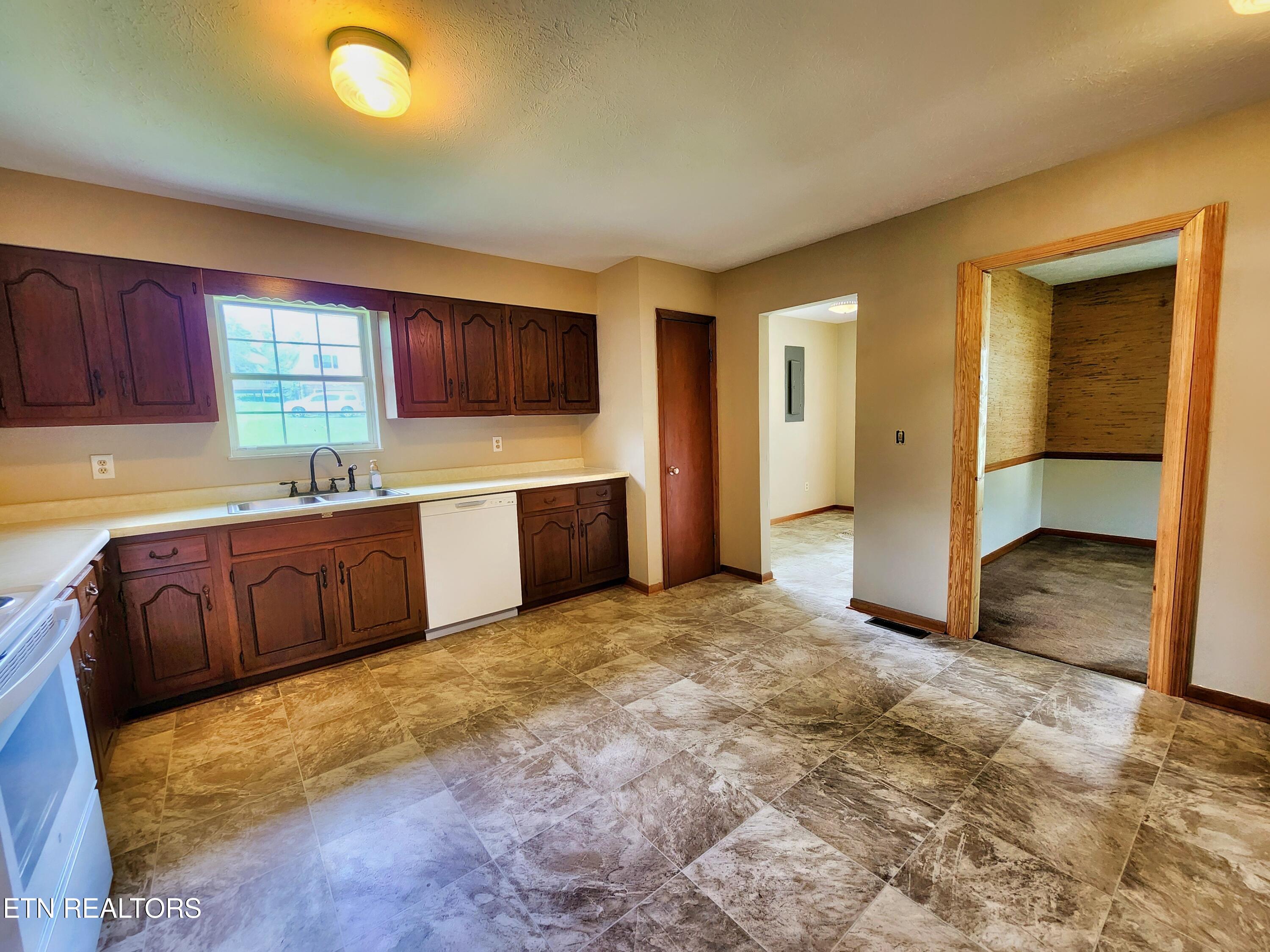 232 Kimberly Road La Follette, TN 37766 - Photo 7 of 24 20250609_112839 (2)