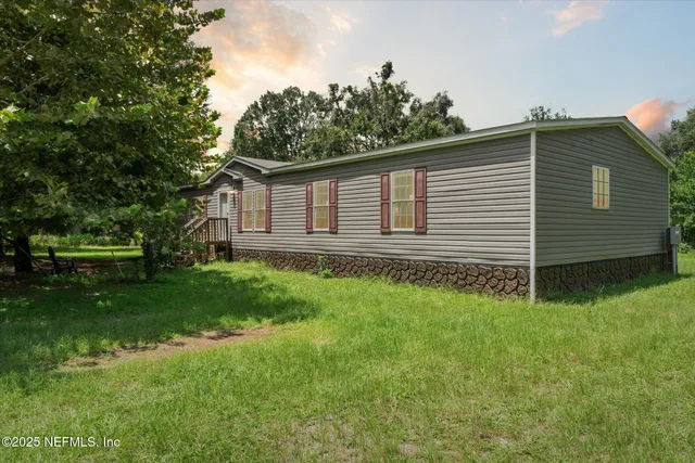 a view of a house with a backyard