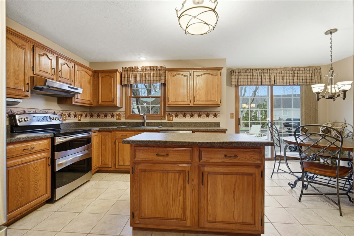 1209 Hanson Drive Normal, IL 61761 - Photo 4 of 41