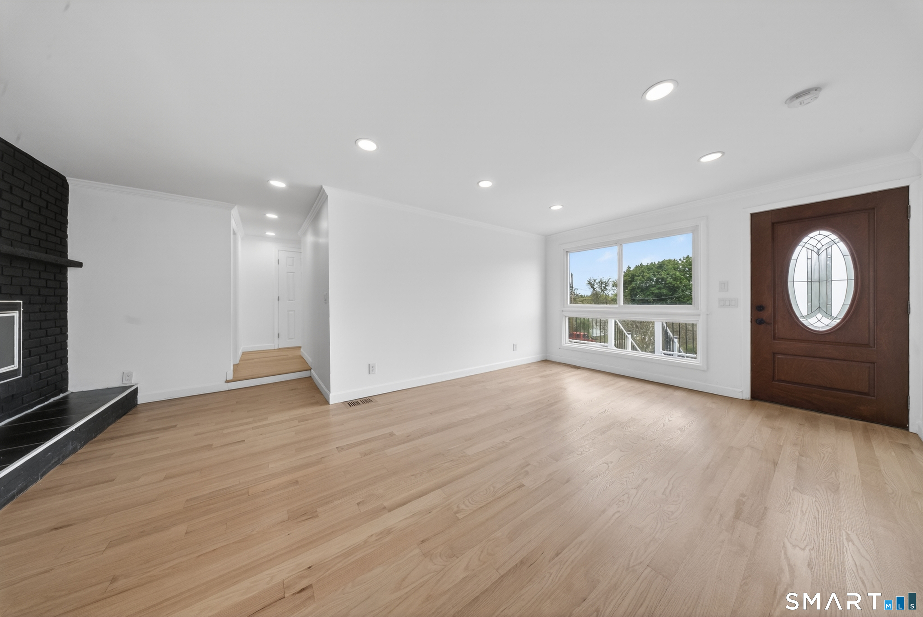 207 Hillcrest Road Bridgeport, CT 06606 - Photo 5 of 28 Living room