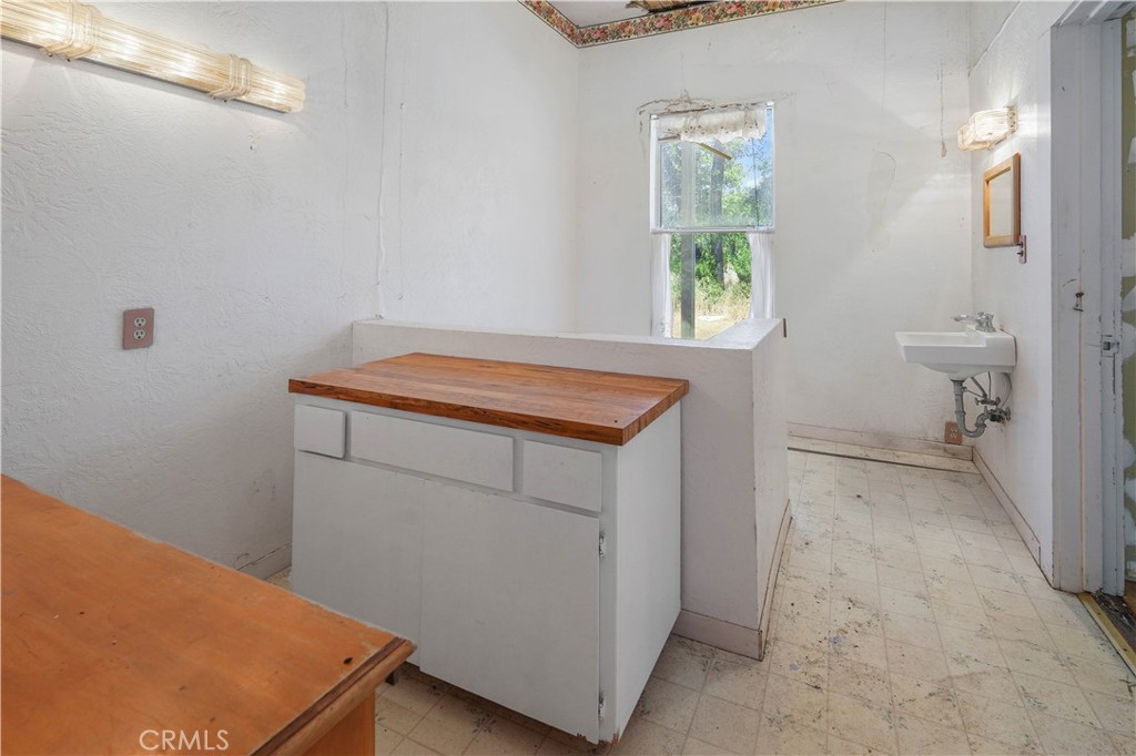 2010 Ladder Ridge Road Upper Lake, CA 95485 - Photo 36 of 75 a utility room with a window