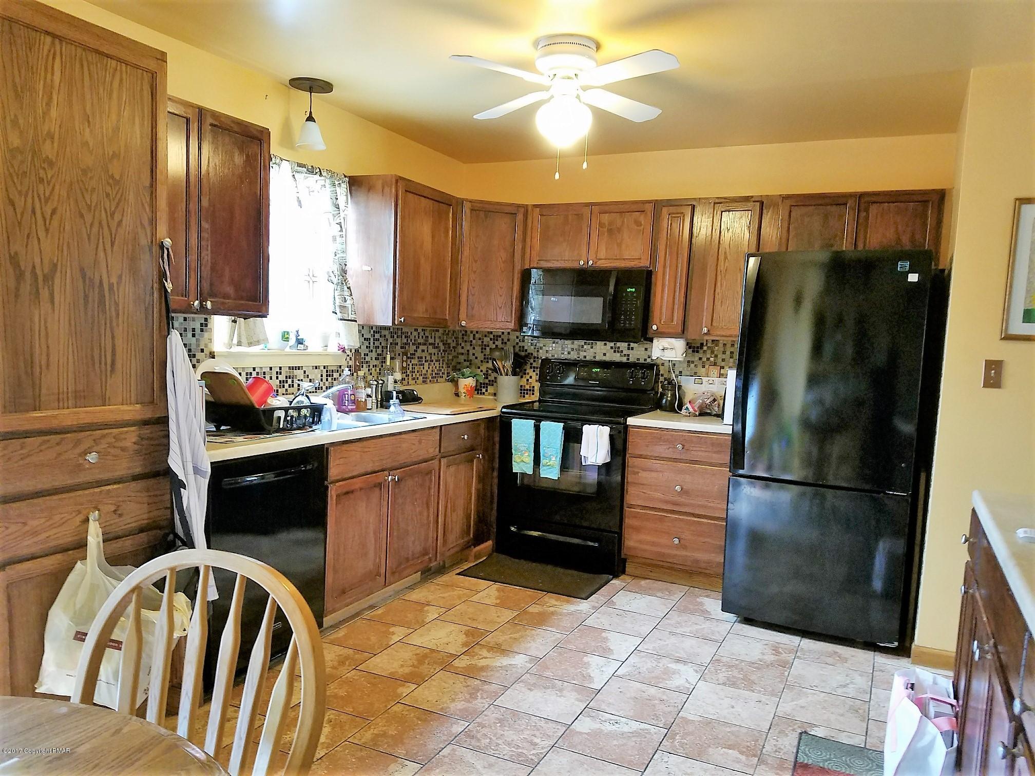 5107 Pine Ridge Road North East Stroudsburg, PA 18302 - Photo 4 of 18 5107 kitchen