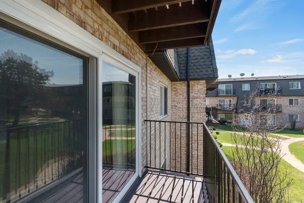 $2,000 | 9446 Bay Colony Drive, Unit 2S, Des Plaines, IL 60016