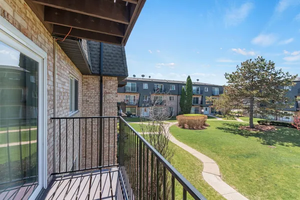 $2,000 | 9446 Bay Colony Drive, Unit 2S, Des Plaines, IL 60016