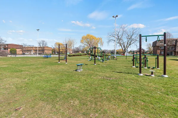 $2,000 | 9446 Bay Colony Drive, Unit 2S, Des Plaines, IL 60016