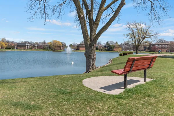 $2,000 | 9446 Bay Colony Drive, Unit 2S, Des Plaines, IL 60016