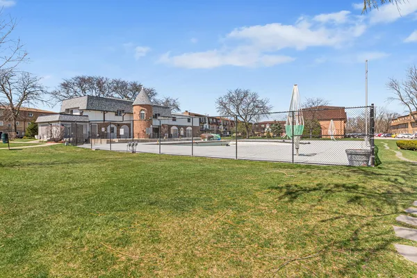 $2,000 | 9446 Bay Colony Drive, Unit 2S, Des Plaines, IL 60016