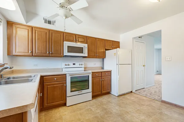 $2,000 | 9446 Bay Colony Drive, Unit 2S, Des Plaines, IL 60016