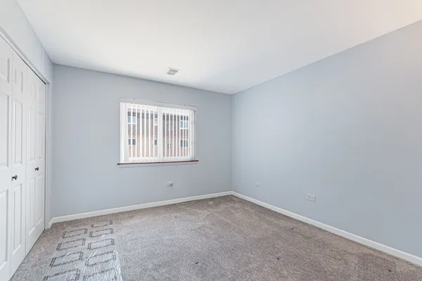 $2,000 | 9446 Bay Colony Drive, Unit 2S, Des Plaines, IL 60016