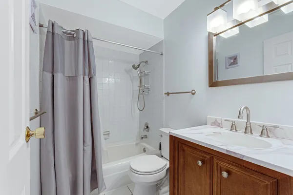 $2,000 | 9446 Bay Colony Drive, Unit 2S, Des Plaines, IL 60016