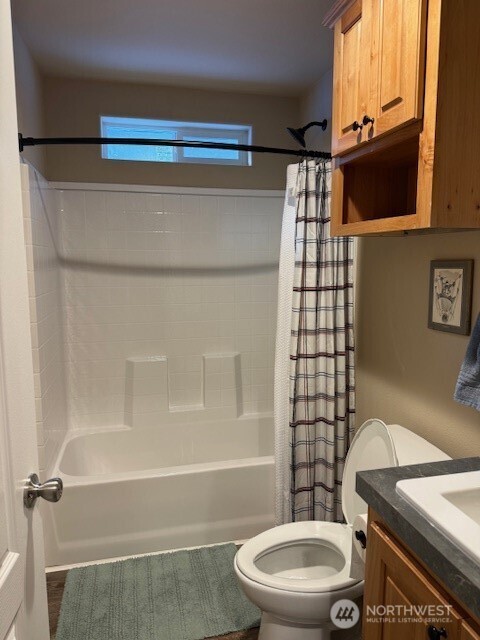 94 Grafton Road Wauconda, WA 98859 - Photo 29 of 37 a bathroom with a toilet and a shower