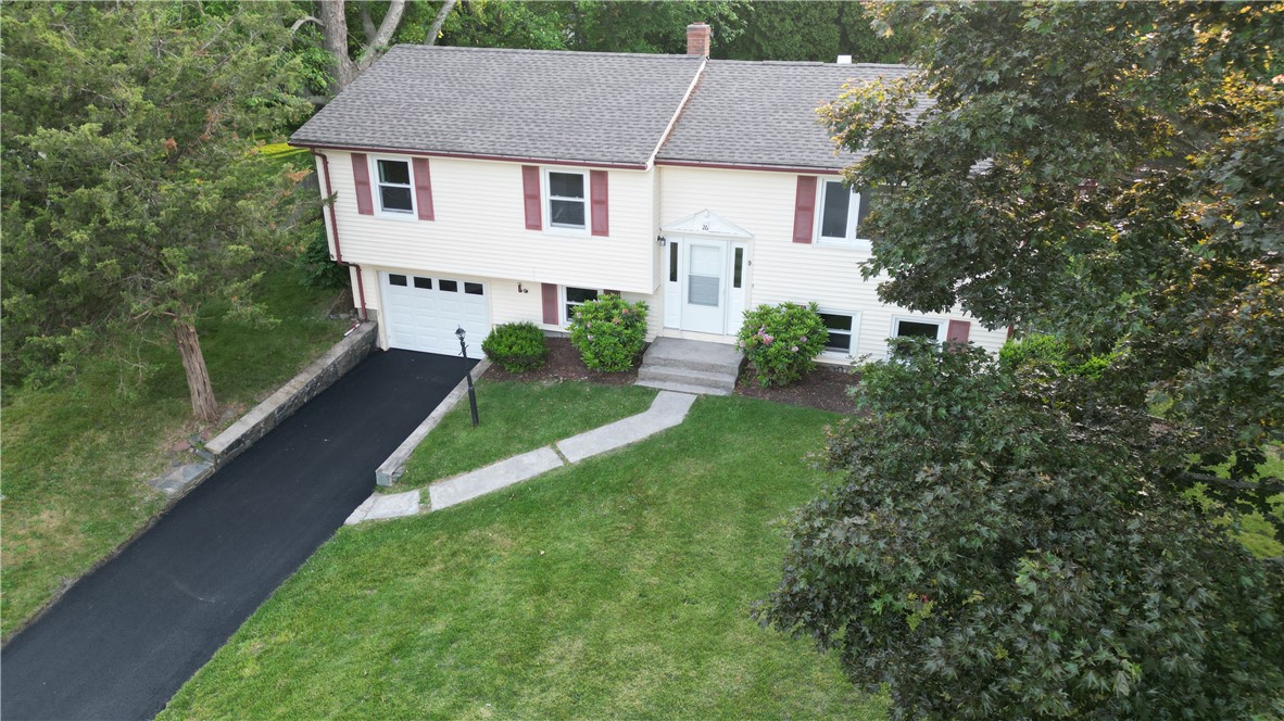 26 Seneca Road Portsmouth, RI 02871 - Photo 2 of 44 Large front yard