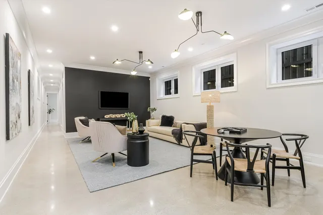 $1,899,999 | 518 North Oakley Boulevard, Chicago, IL 60612