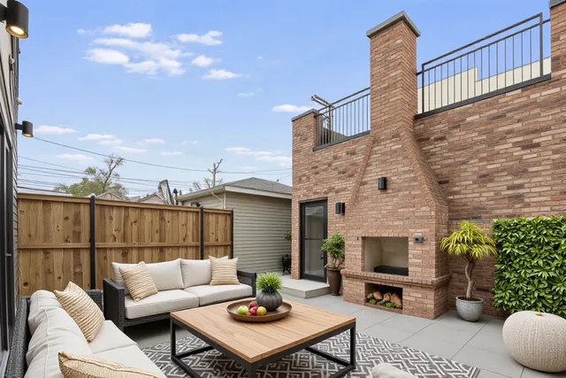 $1,899,999 | 518 North Oakley Boulevard, Chicago, IL 60612