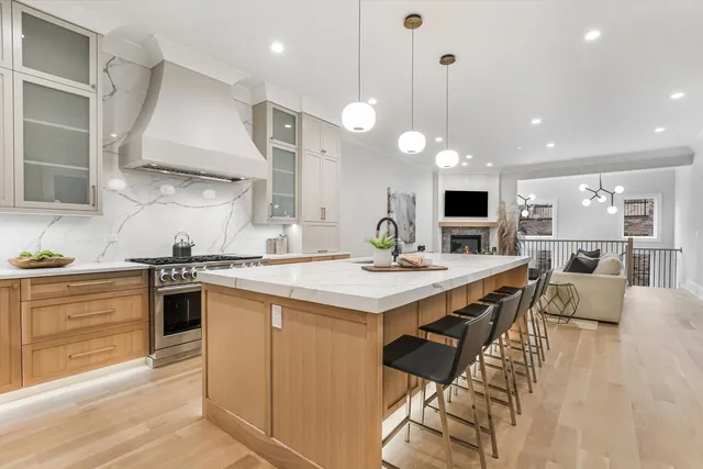 $1,899,999 | 518 North Oakley Boulevard, Chicago, IL 60612