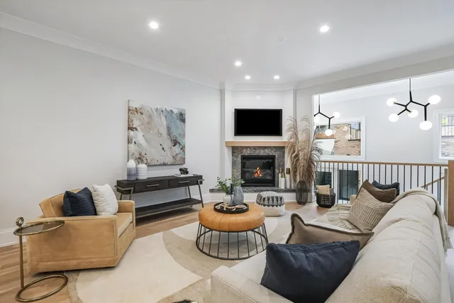 $1,899,999 | 518 North Oakley Boulevard, Chicago, IL 60612